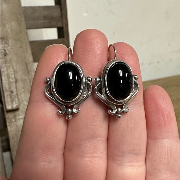 Sterling silver 925 great shape Onyx black gemstone ornate dangle wire earrings - Picture 2 of 8